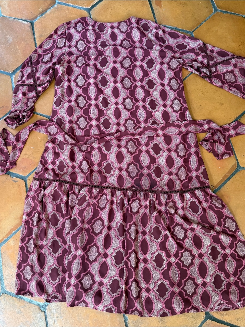 Chico’s Maroon Medallion Kaftan Tiered Maxi Dress Size 3.5 P Size 18 Boho Resort - Picture 6 of 8